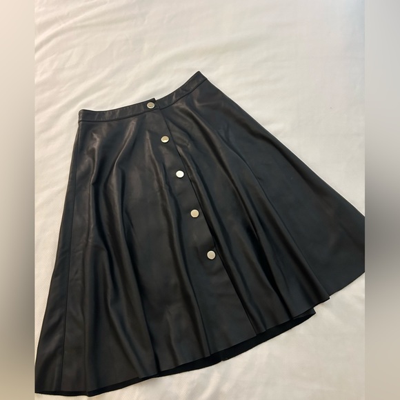 Zara A line faux leather skirt with button details - Picture 2 of 6